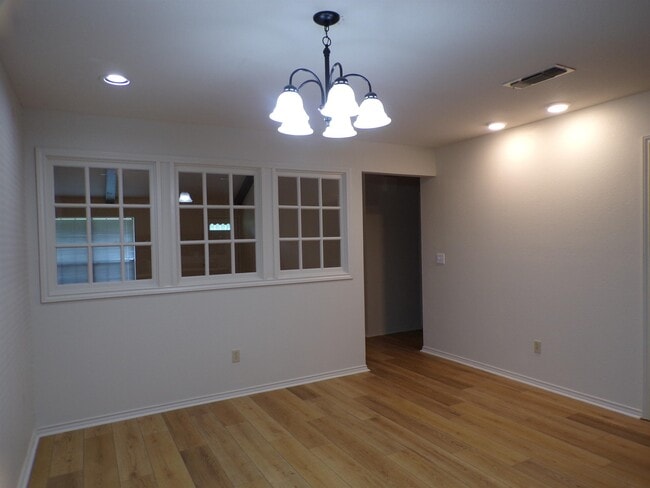 Building Photo - 21 Fairway Ln