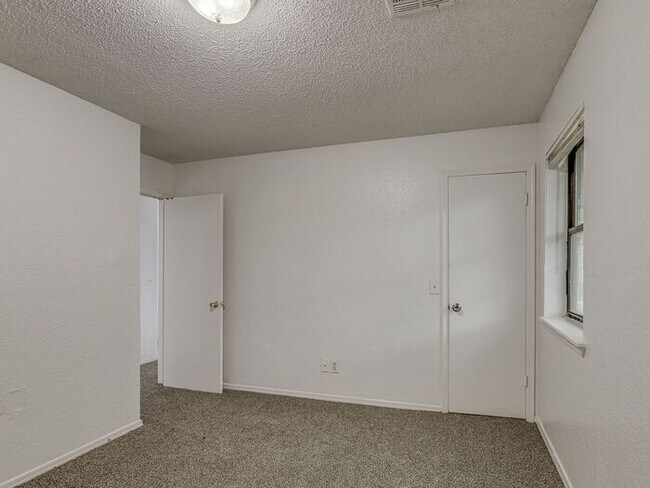 Foto del edificio - MOVE IN SPECIAL NO DEPOSIT IF LEASED BY JU...