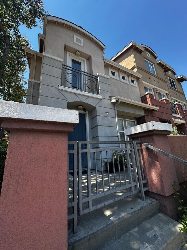 Foto del edificio - 758 City Walk Pl