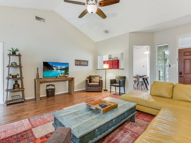 Building Photo - 14608 Town Hill Dr