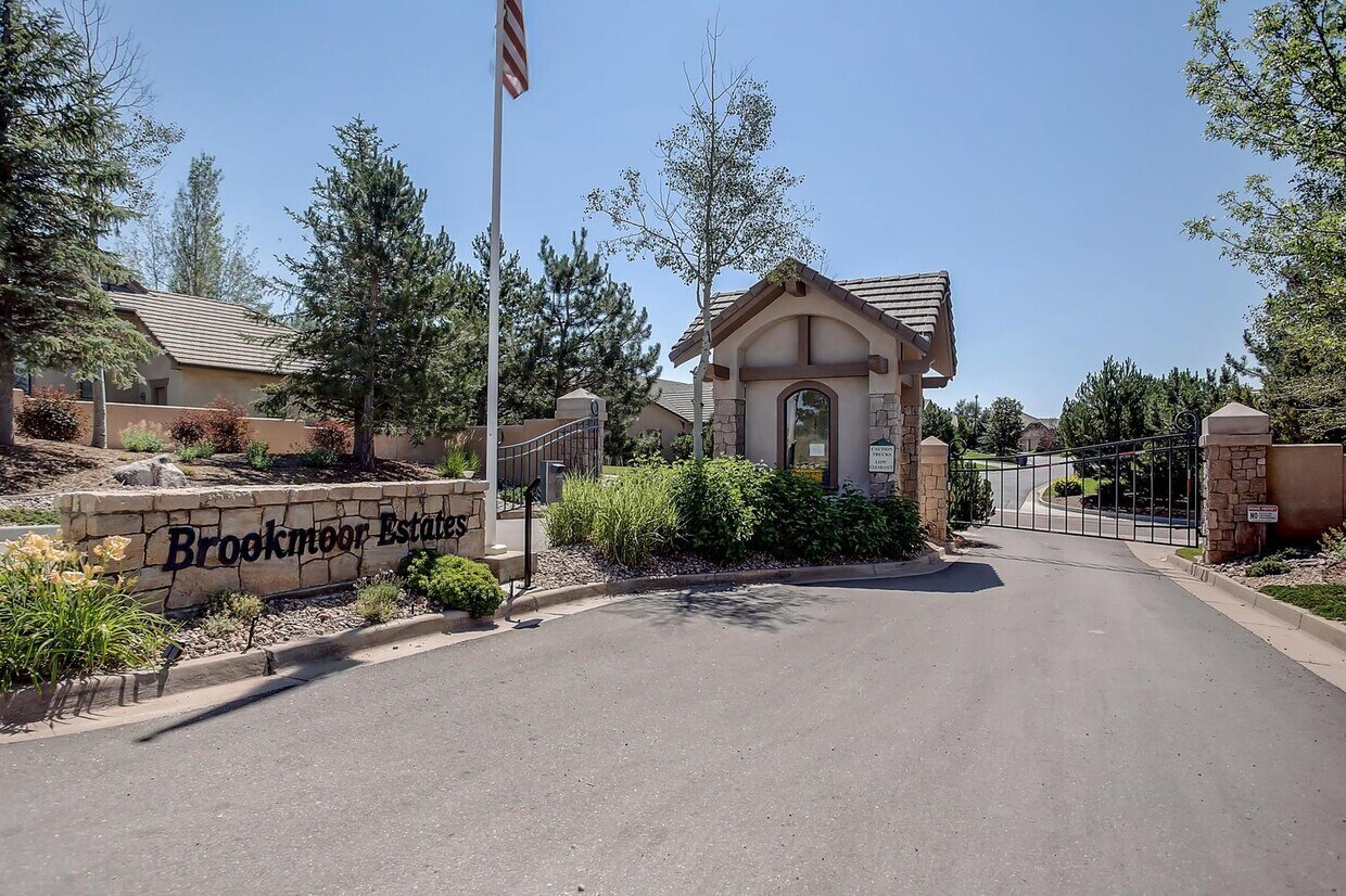 Foto principal - Beautiful Home in Gated Community