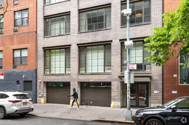 Building Photo - 316-318 E 22nd St