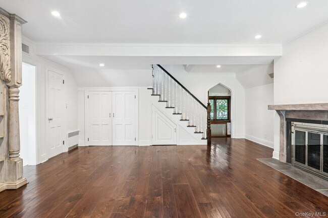 Building Photo - 18 Heights Rd