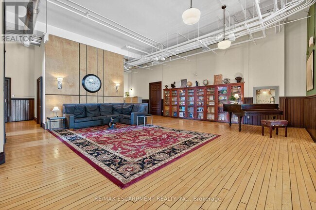 Building Photo - 200 Stinson St