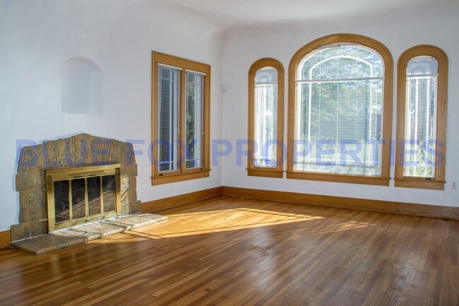 Foto del edificio - HISTORIC HOME CLOSE TO UOFA W/ POOL