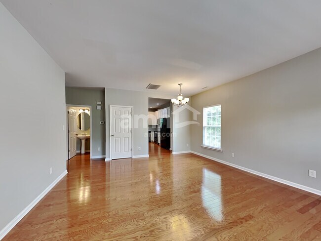 Foto del edificio - 1525 Essexwood Dr
