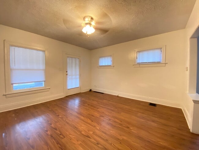 Foto del edificio - 1967 - 1969  Rugby Rd.