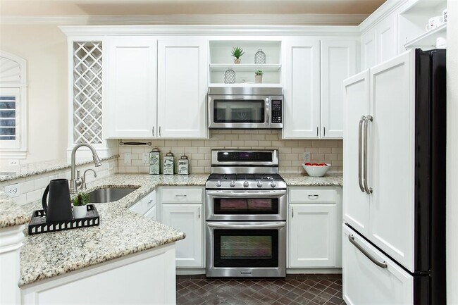 Building Photo - 3817 Travis St