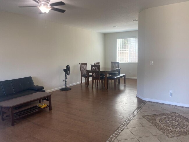 Building Photo - 3034 Saxton Dr
