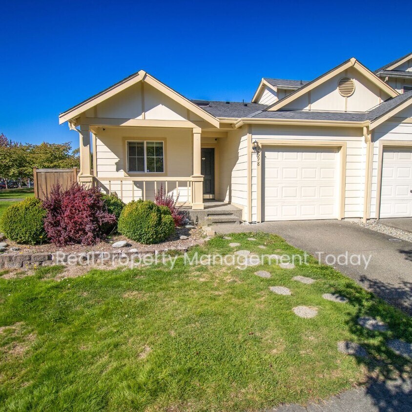 Foto principal - 2 bed 1 Bath duplex!