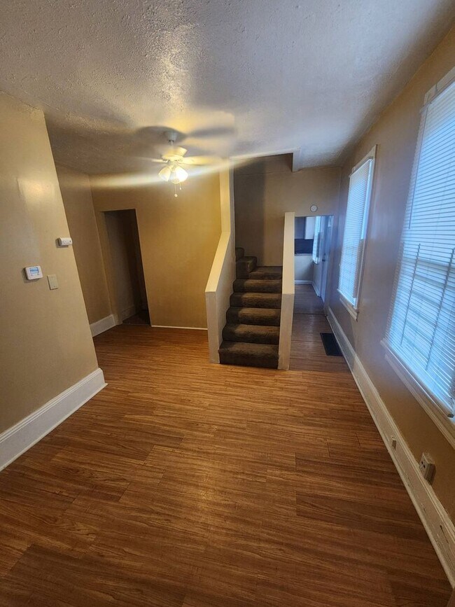 Building Photo - Charming 5-Bedroom Property in Prime Location