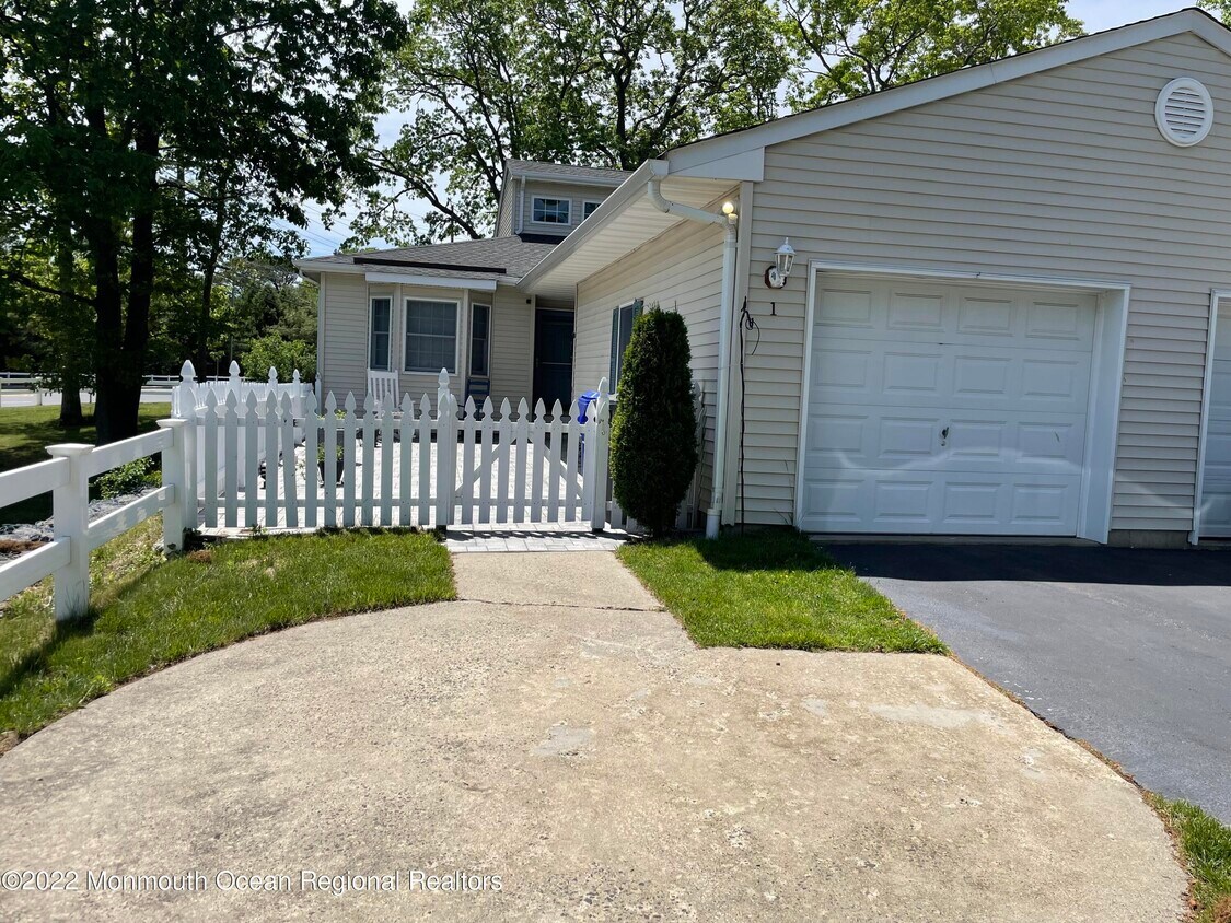 Primary Photo - 1 Cherrywood Cir