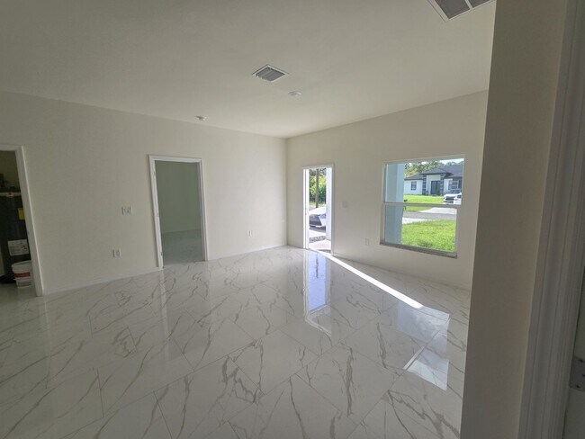 Foto del edificio - Great location in Lehigh Acres-Three Bedroom 2 bath/ Large Back yard!