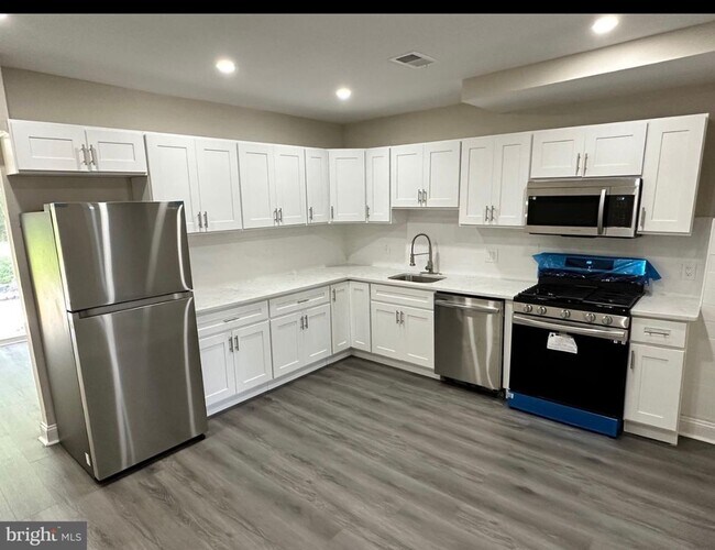 Building Photo - NEWLY RENOVATED 3 BED 3 BATH HOME