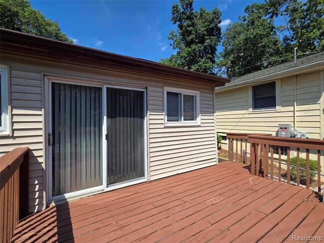 Foto del edificio - 6316 Oakdale Dr