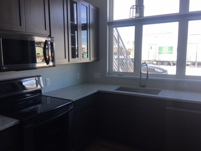 Building Photo - 902 Blondel St