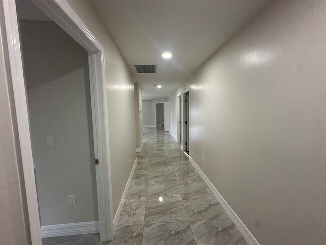 Foto del edificio - 856-858 Milwaukee Blvd