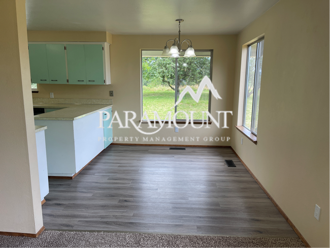 Foto del edificio - Tucked Away Upper 2 Bedroom Duplex in Port Orchard