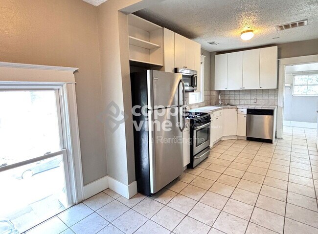 Building Photo - 146 Logan St