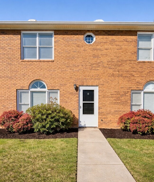 Building Photo - Gorgeous townhouse in great Gainesville location!