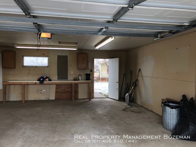Building Photo - 425 Garnet Mountain Way