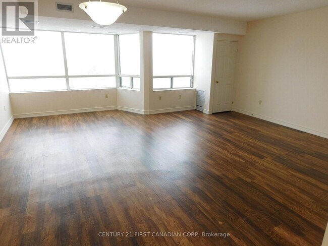 Photo du bâtiment - 744 Wonderland Rd S