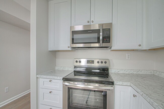 Building Photo - Remodeled 2BR Townhome in Spring Hill