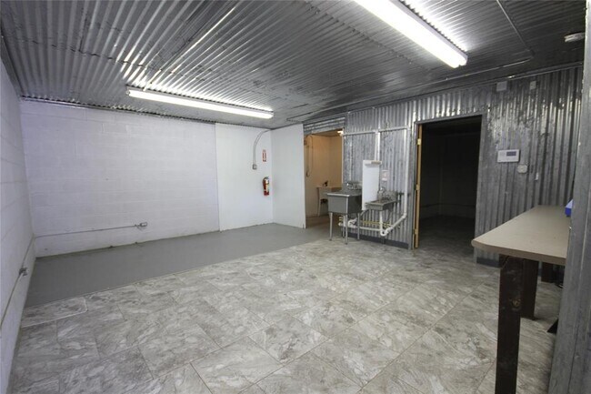 Building Photo - 206 W House St