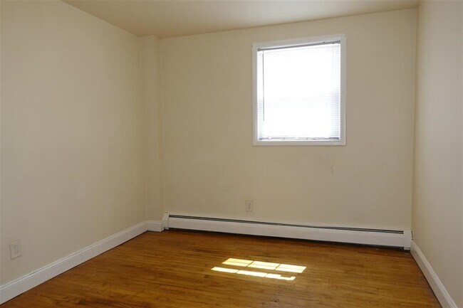 Building Photo - 423 Avenue C