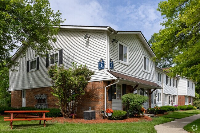 Alternar - The Hamptons of Brownstown Apartments