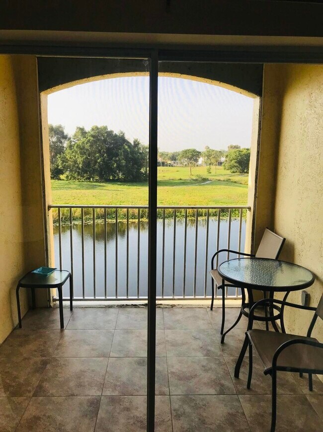 Foto del edificio - 2100 Greenview Shores Blvd