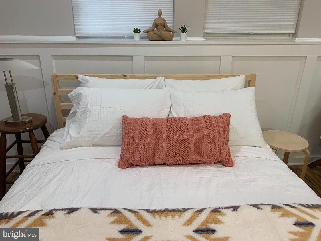 14253 Glade Spring Dr, Centreville, VA 20121 Room for Rent in