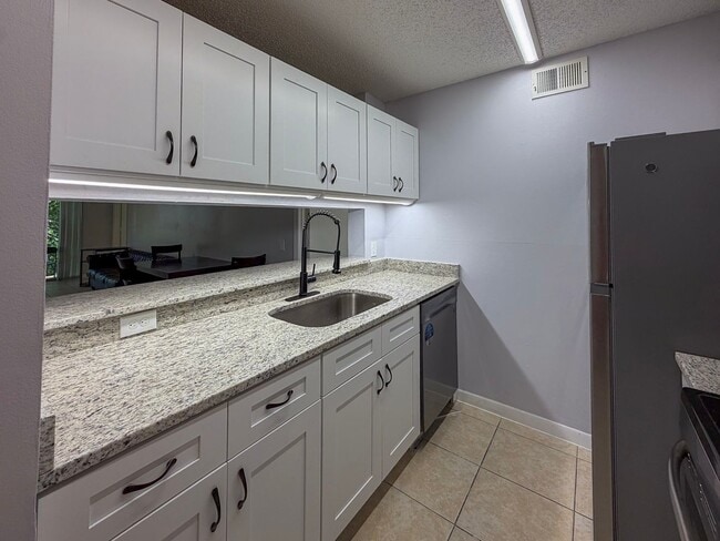 Foto del edificio - 4BR/4BA Condo off SW 34th Street - available NOW!