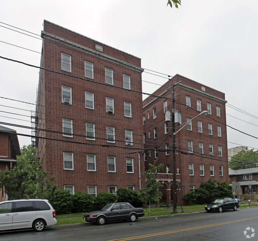 Building Photo - Maple Gardens