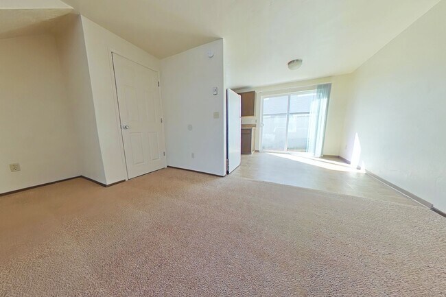 Foto del edificio - 2 Bed Townhouse Near Downtown with Assigned Parking