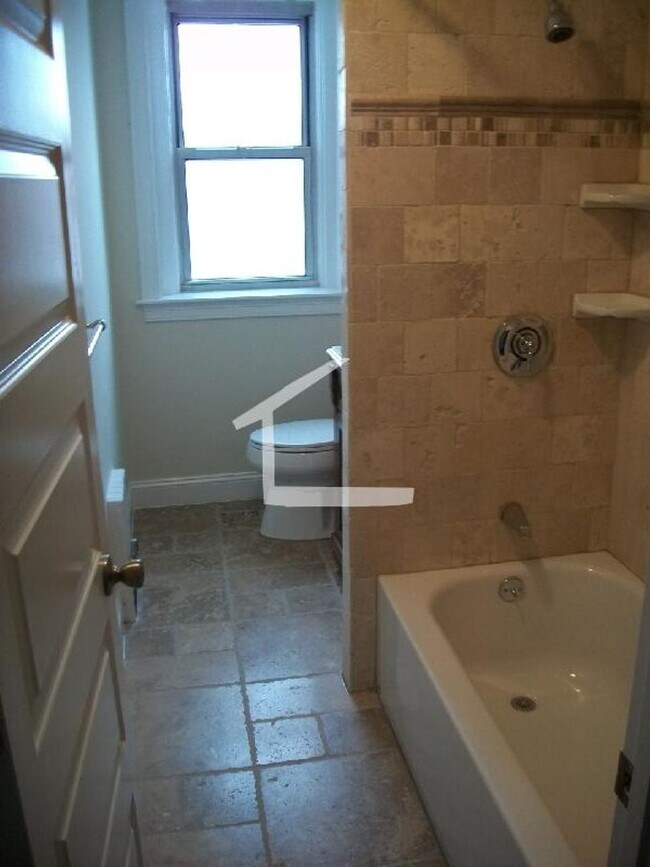 Foto del edificio - HOTTEST 5 BED IN BROOKLINE!!!!!