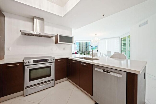 Foto del edificio - 200 Sunny Isles Blvd
