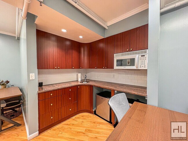 Building Photo - Yellowstone Boulevard