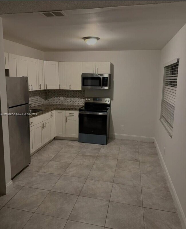 Foto del edificio - 853 SW 9th Ct
