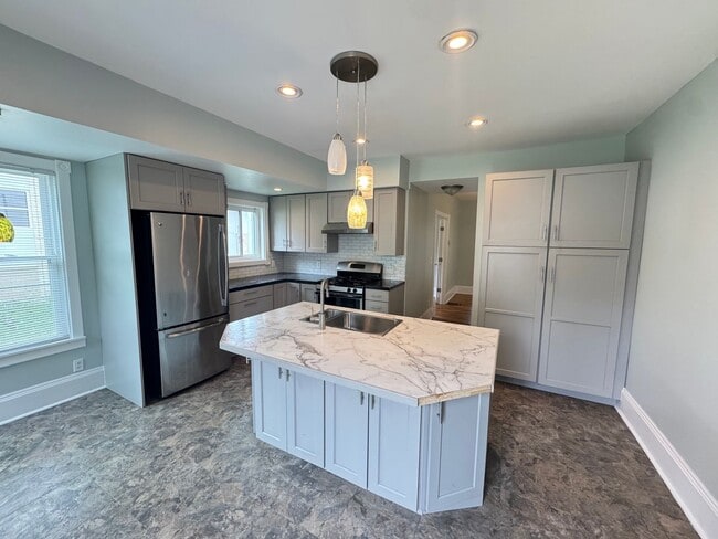 Building Photo - Large 4 bedroom home!