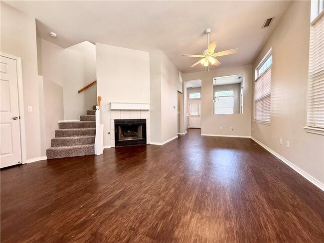Foto del edificio - 536 Founders Park Dr W