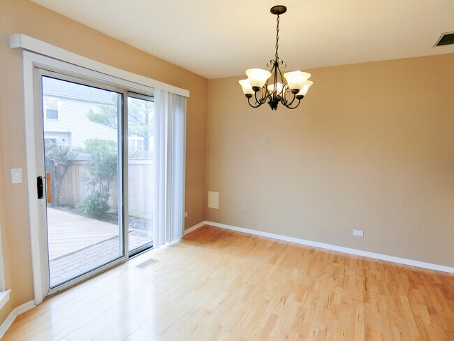 Foto del edificio - 905 Sturnbridge Ct