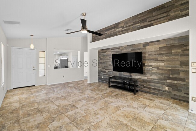 Building Photo - 6010 S 15th Dr