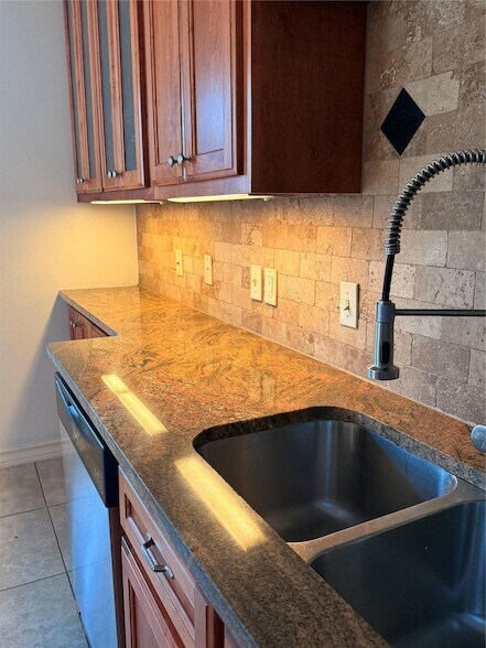 Foto del edificio - 407 E 45th St