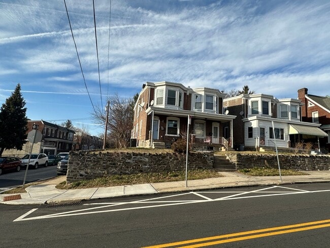 Building Photo - 484 Shurs Ln
