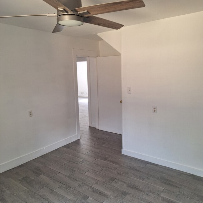 Building Photo - 916 Adele St