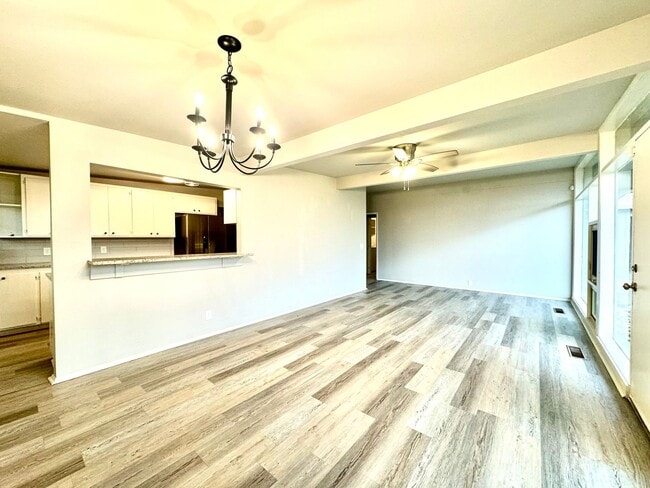 Building Photo - Cute 3/2 with Bonus Room Central Lubbock close to University