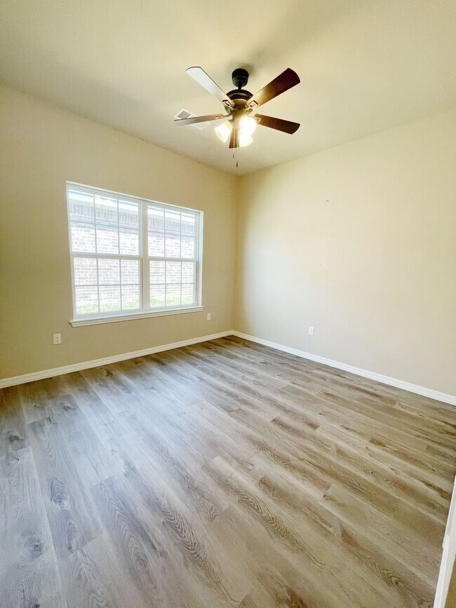 Building Photo - Beautiful 4 bedroom 2.5 Bath Home quite ne...