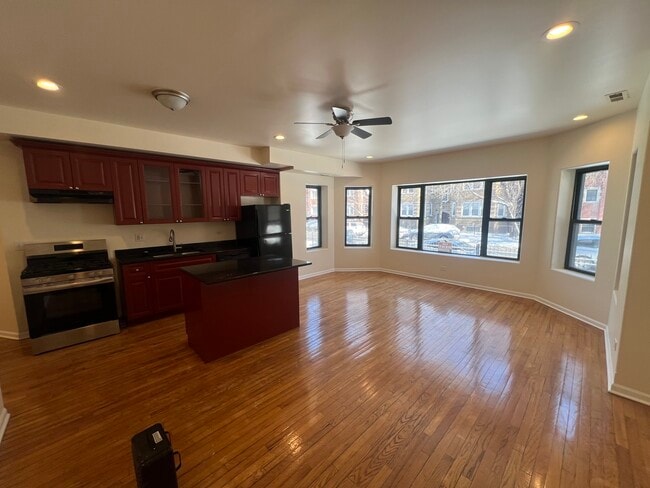 Foto del edificio - 7748 S Yates Blvd