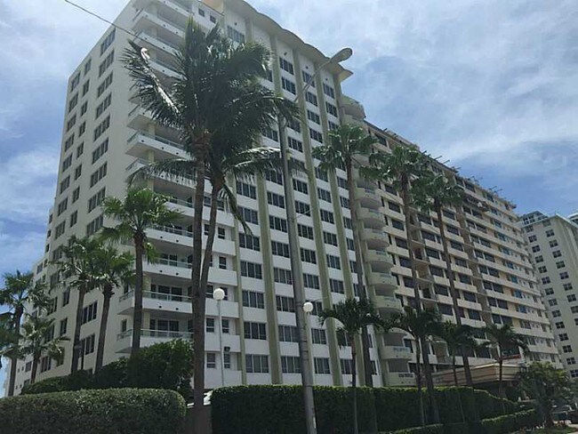 Building Photo - 5005 Collins Ave